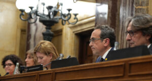 La Mesa del Parlament encarrega un informe jurídic per avaluar si emprèn accions legals contra Tarradas (Vox)