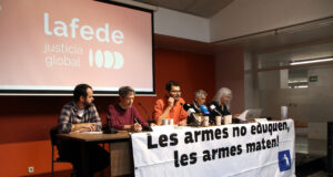 Les entitats fan front comú contra la presència de mossos en centres educatius i exigeixen la retirada del pla pilot