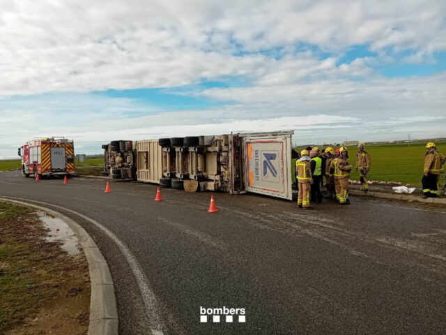 Camió bolcat a Alguaire en una imatge d'arxiu.