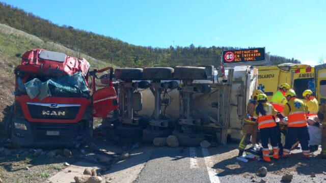 Un camió que transportava terra ha bolcat, quedant el conductor atrapat