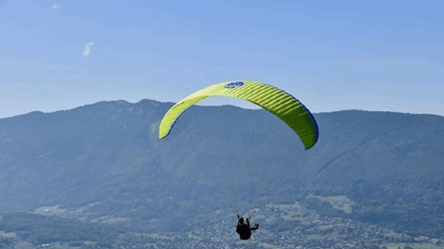 Home fent parapent. Foto: Europa Press