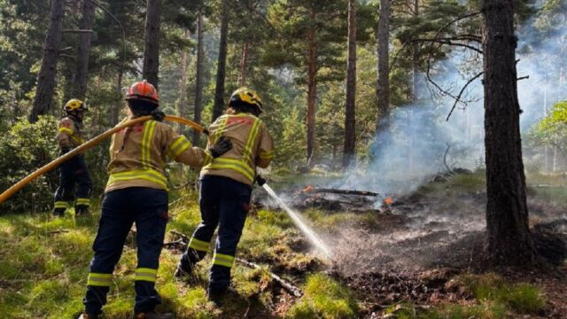 Bomberes extingint un incendi.