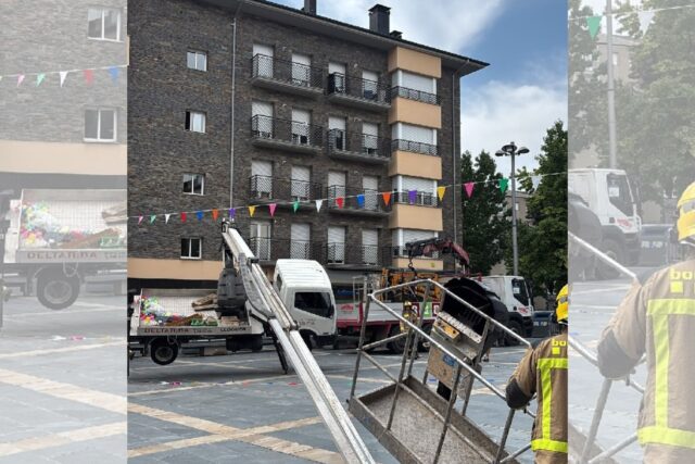 Un camió amb cistella elevadora ha quedat bolcat lateralment a la plaça de les Monges, a la Seu d'Urgell