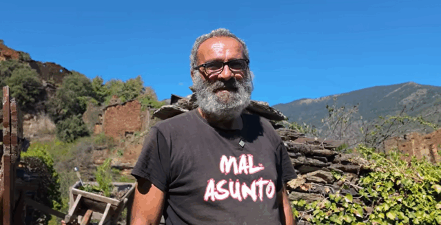 Tomàs és un dels tres darrers veïns de Solanell, un poble amb més de 1.200 anys d’història que va arribar a quedar pràcticament abandonat. Foto: YouTube / Diego Revuelta