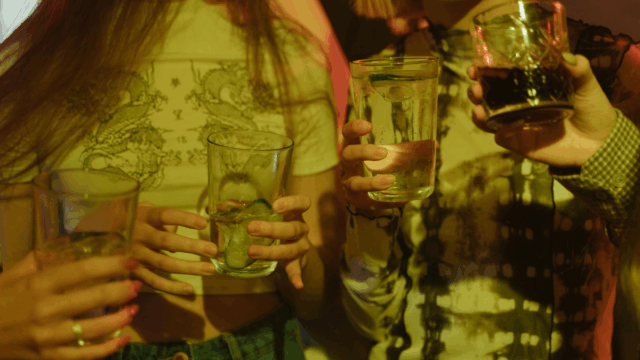 Joves consumint alcohol. Foto: Pexels